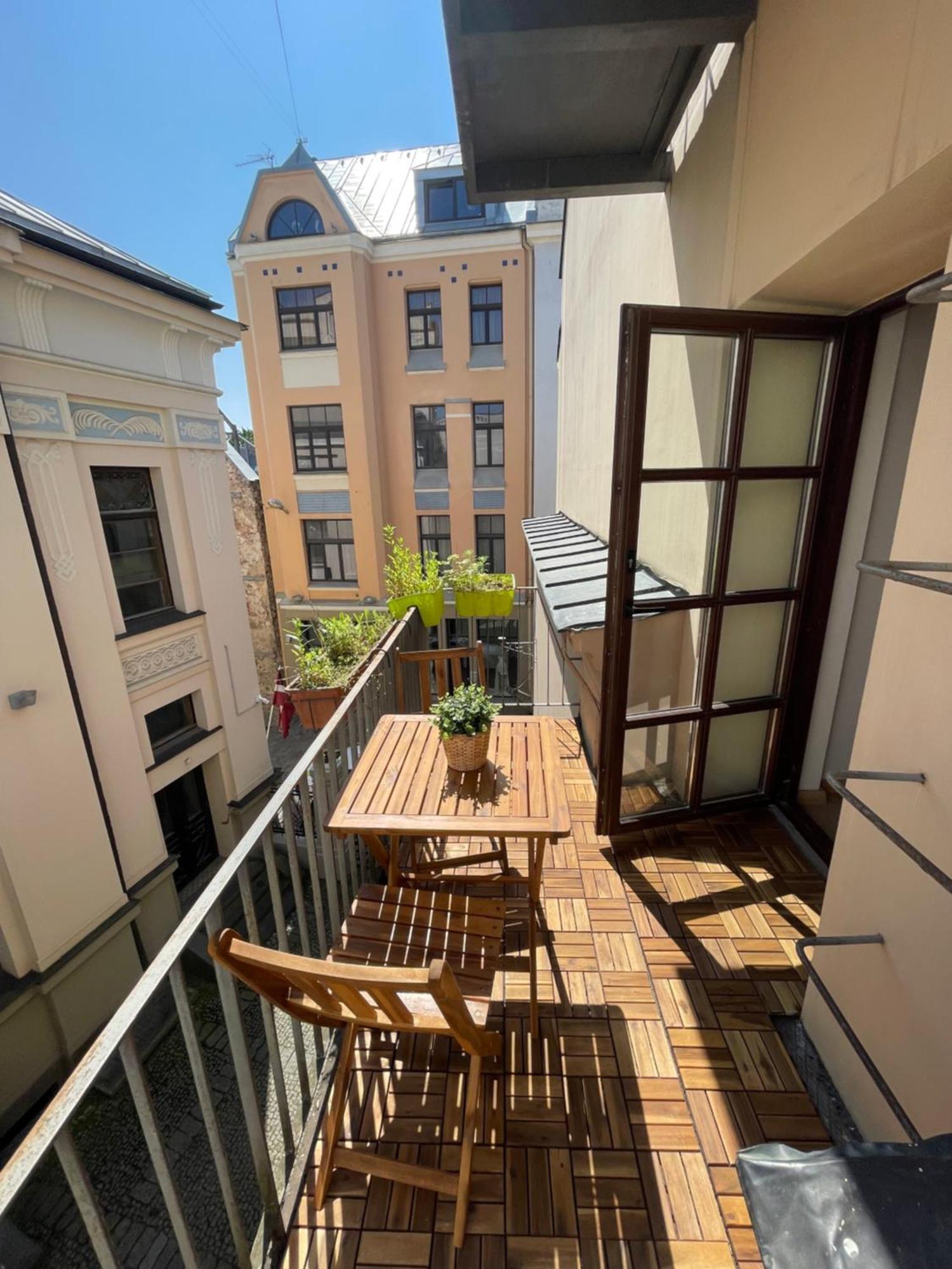 Căn hộ 3 Bedrooms Oldtown With Balcony Quiet Area *